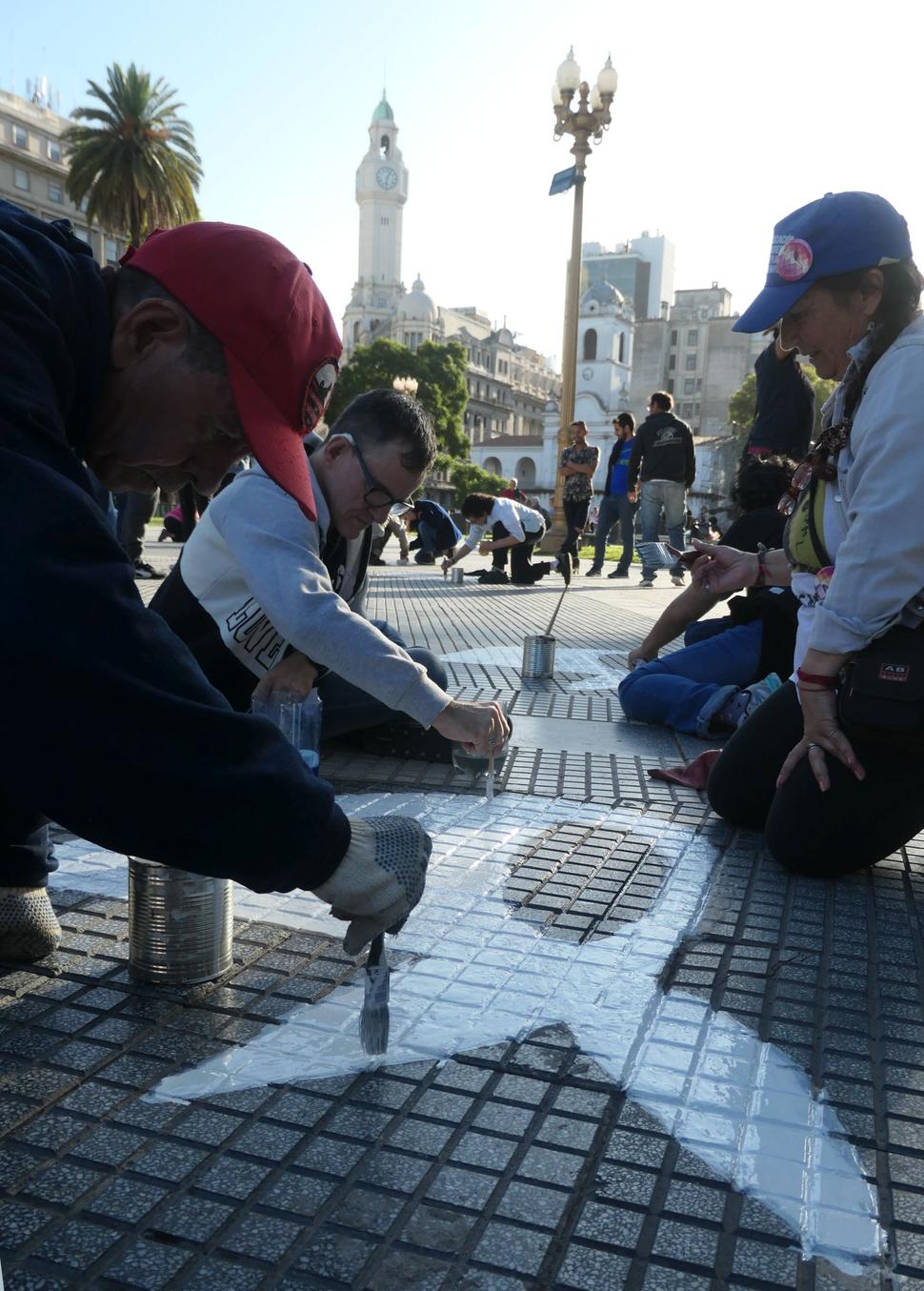 Aktivisti akcie Las Madres de la Plaza de Mayo, matiek, ktoré stratili na Májovom námestí v Buenos Aires počas nepokojov roku 1977 svoje deti; demonštrujú na pravidelnej akcii.