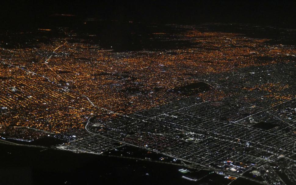 Buenos Aires v noci. Mesto strieborné a mesto zlaté. Akoby aj rozdielnosť osvetlenia stelesňovala jeho kontrasty a pestrosť.