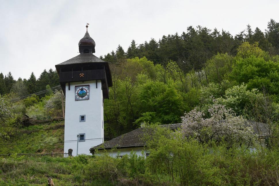 Pod strechou Klopačky sa skrýva aj zvon zo 16. storočia, a hodiny z roku 1611. Ich zvláštnosťou je, že ciferník hodín má síce dve ramená, no ručičku má len jednu, a to hodinovú. Druhé rameno slúži len na vyvažovanie a má podobizeň mesiaca.