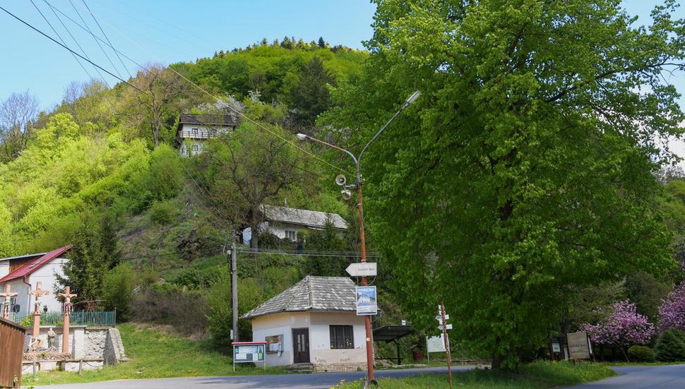 Biely poschodový dom pod vrcholom kopca s dobrým výhľadom na dolinu je v roku 1536 postavený Vachhaus (z nemčiny Wachthaus). Postavili ho ako predsunutú pozorovateľňu či vartovku.
