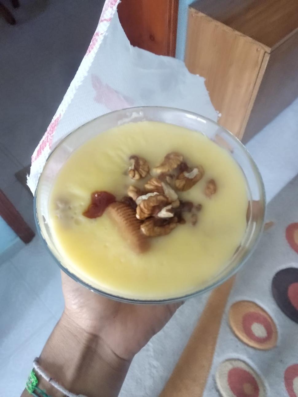 Pudding with crumbled biscuits and dry fruits.