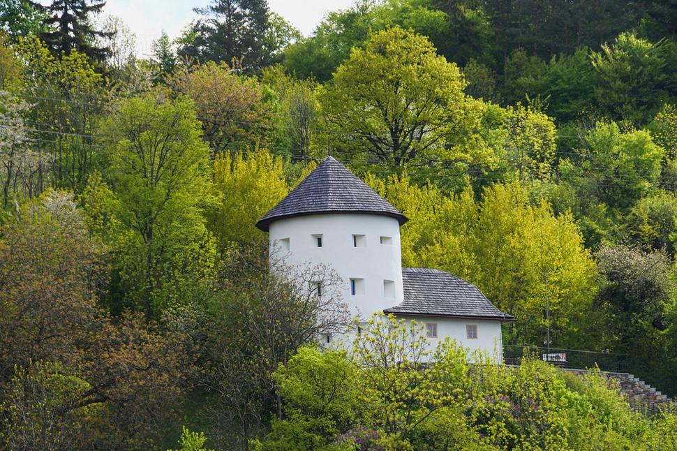 História Štiavnických Baní sa spája nielen s ťažbou striebra, či technickým pokrokom, no taktiež s hrozbou tureckých vpádov. Práve obranná bašta zo 17. storočia bola úspešne zrekonštruovaná a teraz slúži ako múzeum.