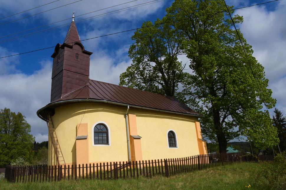 Barokovo-klasicistický kostolík sv. Jána Krstiteľa na Hornej Rovni. Vznikol prístavbou lode k stredovekej rotunde, ktorá slúžila oko pozorovateľňa (vartovka)?