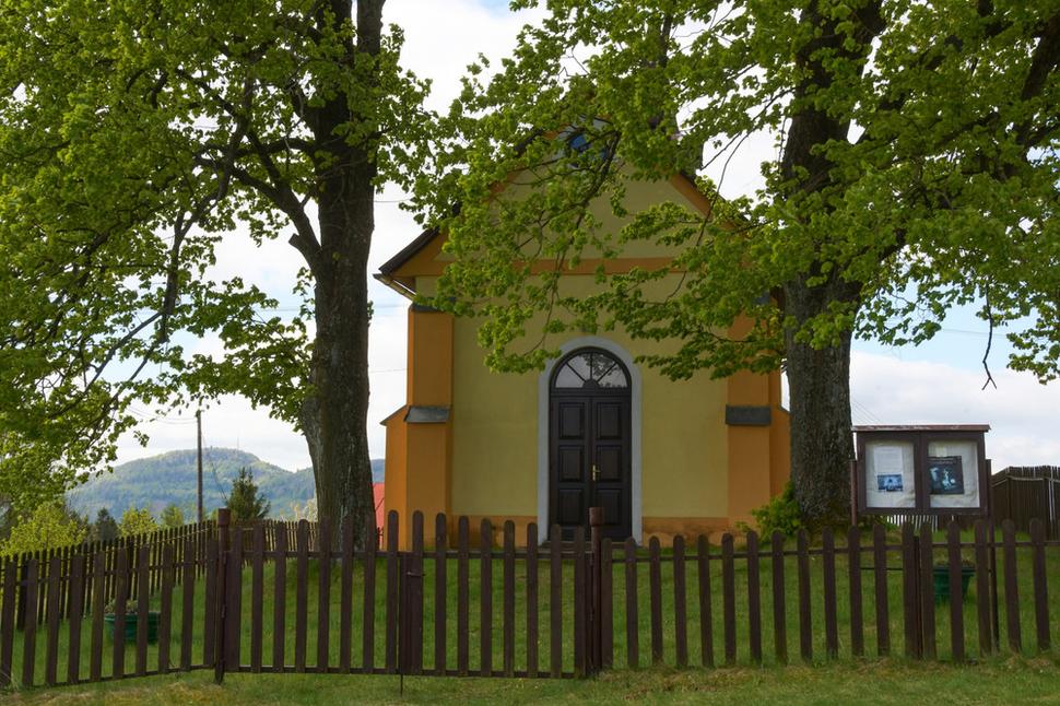 V každom prípade, Horná Roveň s kostolíkom a starým cintorínom a výhľady do okolia z neďalekého Tanádu, si vašu pozornosť zaslúžia.