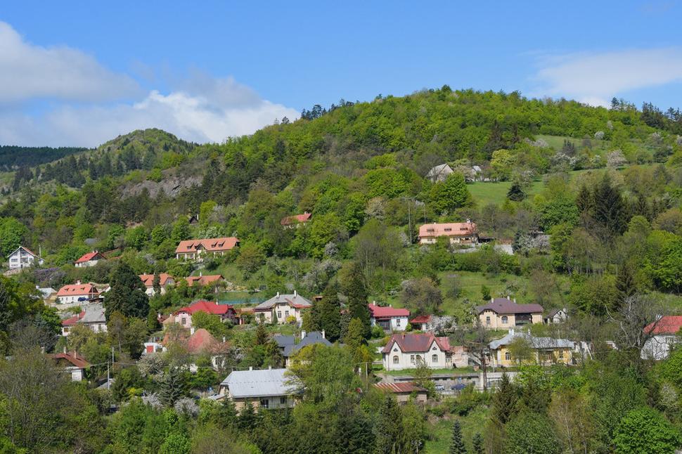 Vrch Glanzenberg (z nemčiny Ligotavá hora) je na prelome 11. a 12. storočia osídlený baníkmi, po jeho okrajoch i stredom prechádzajú bohaté rudné žily. V 13. storočí na vrchu vzniká hrad, ktorý ochraňoval mesto Schemnitz, Schemnitzbana, dolu pod ním.