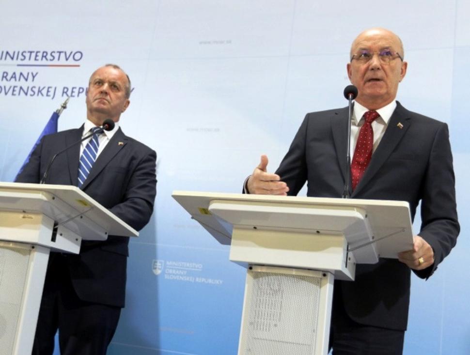 Minister Peter Gajdoš a generálny tajomník služobného úradu Ján Hoľko prezentujú pripravované zmeny v odmeňovaní vojakov