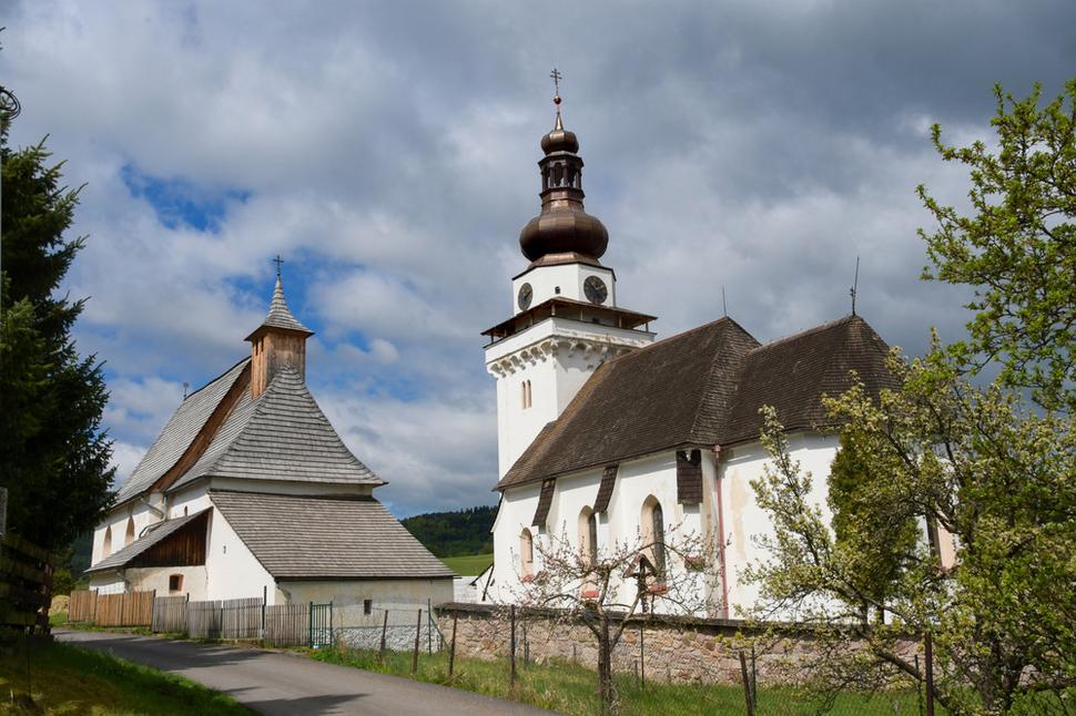 Najvzácnejšou pamiatkou je Farský kostol sv. Jána z 13. stor., ktorého veľkosť poukazuje na niekdajšiu dôležitosť obce. Na južnej strane farského kostola bola v 15. storočí postavená malá kaplnka zasvätená Panne Márii Škapuliarskej.