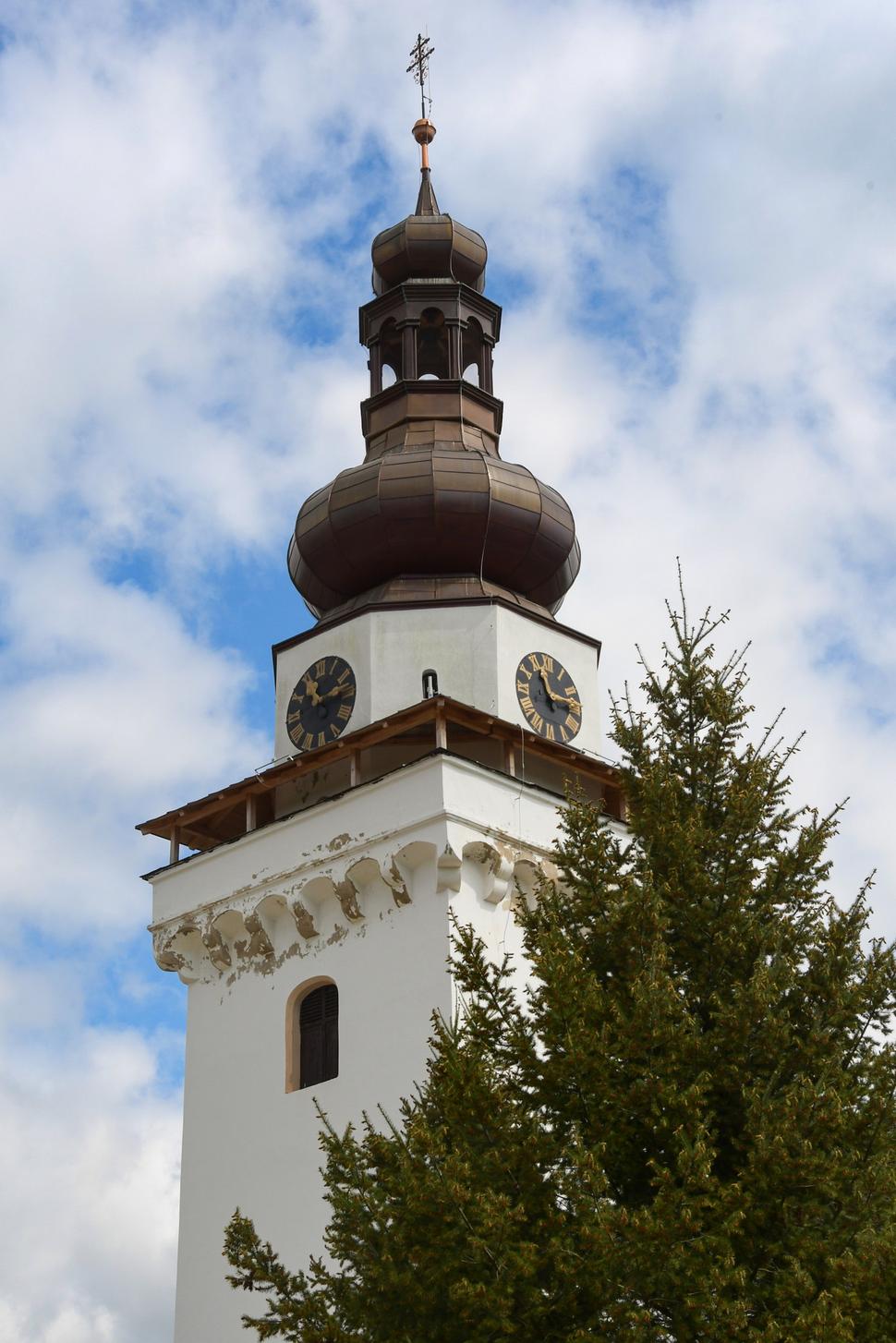 Kostol sv. Jána Evanjelistu sa nachádza vo vyvýšenej polohe uprostred obce. Pri jeho prestavbe v r. 1590 bolo vybudované nielen opevnenie, ale aj strážne stanovisko vo vrchole veže pod hodinami.