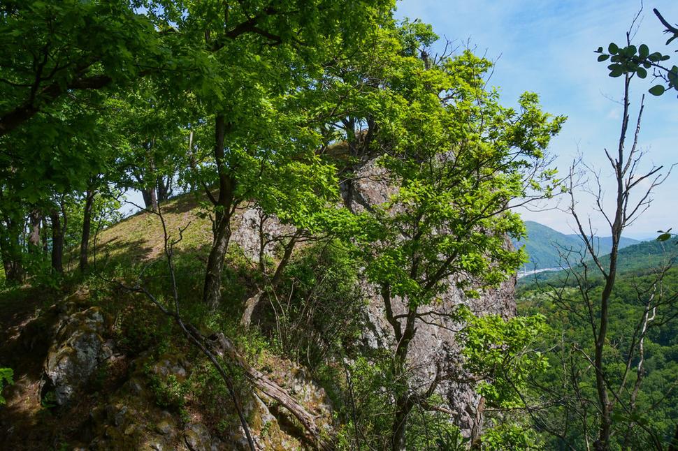 Na Sokolej skale bolo strážne miesto s výhľadom na Novú Baňu (je v pozadí) a dole do doliny, odkiaľ mohlo prísť nebezpečenstvo na Pohronie od Pukanca.