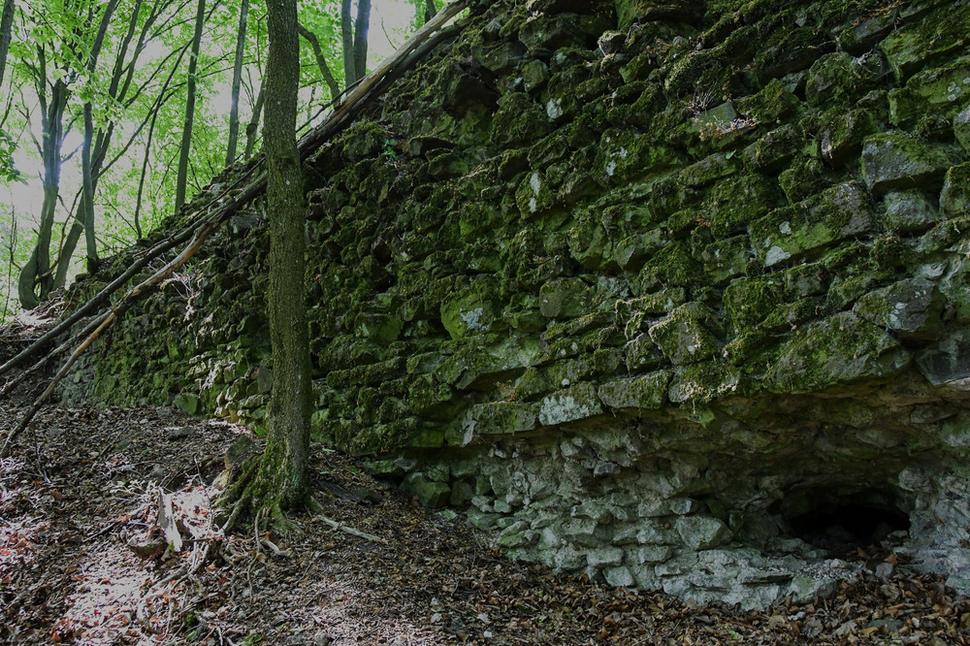 Pokúste sa nájsť najzachovalejšiu časť hradu, je ňou táto stena paláca. Súradnice uvedené na mape vás k nej privedú.