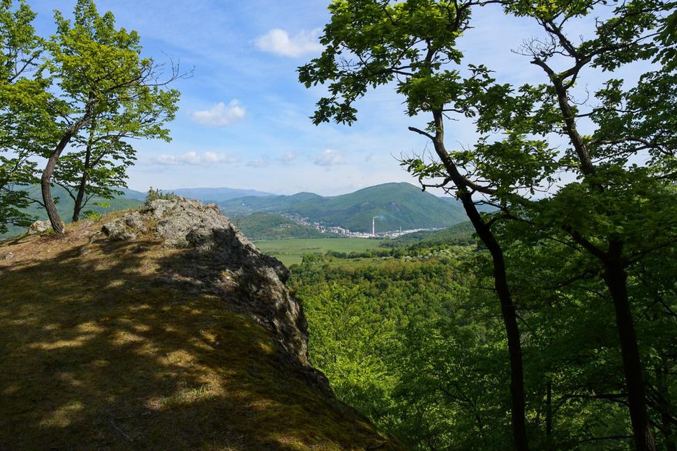 Aj banské mesto Nová Baňa bolo vtiahnuté do víru protitureckých vojen. Turci mesto zničili v r. 1664, nepomohlo ani varovanie o vojenskom nebezpečenstve z vartovky na Sokolej skale.