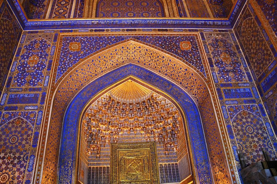 Vo vnútri medresy Tilló Kórí si okrem bohatej pozlátenej výzdoby stien a stropov môžeme prehliadnuť tiež fotografie, dokumentujúce obdobie pred rekonštrukciou Samarkandu.
