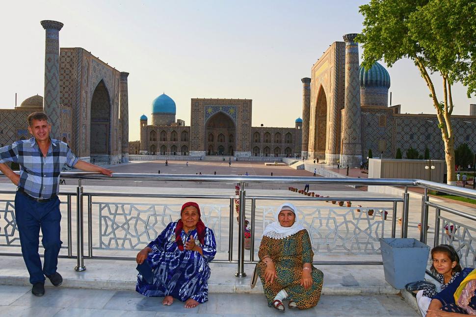 Skupina babiek si vyšla z Buchary na výlet do Samarkandu. Vykľuli sa z nich priateľskí ľudia. Prejavili záujem o fotenie, tak prosím, radosť je na mojej strane.