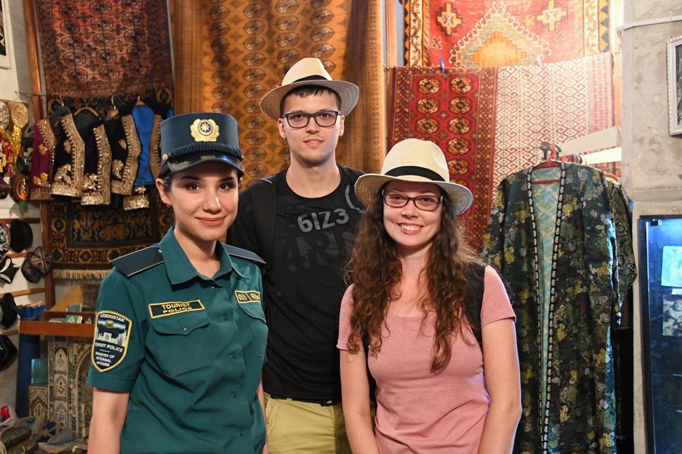 V Samarkande sa často stretávame s Turistickou políciou. Aj keď nie všetci policajti sú takí pekní, ako táto dievčina, rozhodne prispievajú k pohode. Poriadok a čistota všade na uliciach, absolútna bezpečnosť v dennej či nočnej dobe, taký je náš poznatok z Uzbekistanu.