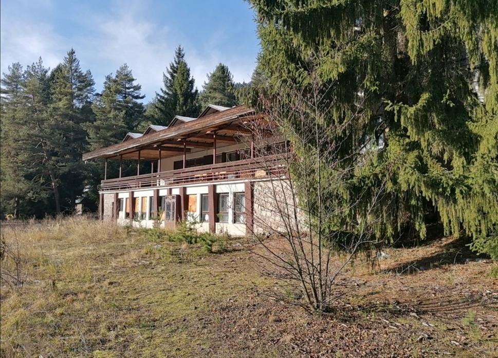 Horský hotel od cesty