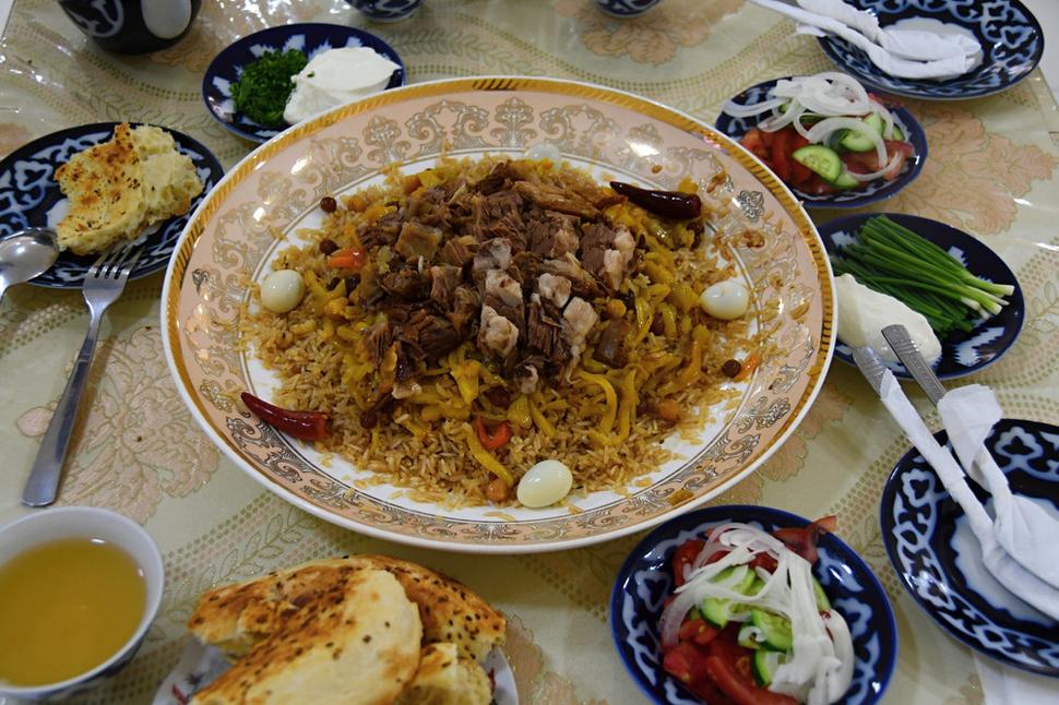 Plov sa v reštaurácii naberie na veľký spoločný tanier. Z neho si prísediaci stolovníci odoberajú postupne do svojich tanierov. Na stôl sa tiež kladú rôzne prílohy, ako cibuľový či kapustový šalát, smotana,.. no a samozrejme - lepioška.