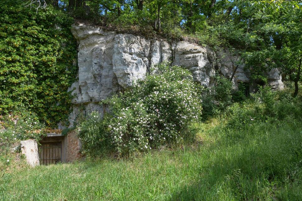 Mačkáš je čarovné historické miesto s vínnymi pivnicami ručne tesanými do tufovej skaly v 16. a 17. storočí.