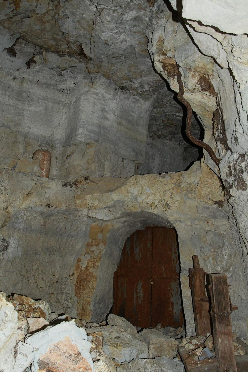 Cez malý otvor sme sa vplazili do jedného takého zasypaného vchodu a čakalo nás prekvapenie, kedysi tu boli obývané dve podlažia. Zhrdzavené kovové dvere oproti sa otvoriť nedajú, čo sa asi skrýva za nimi?
