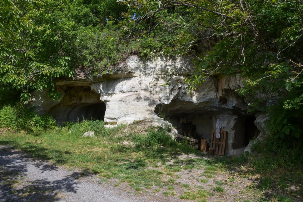 Podľa miestnych legiend boli tieto podzemné priestory vysekané do skaly ešte pred rokom 1673, kedy sa o nich píše a slúžili ako úkryty pri tureckých rabovačkách. Preto sme ich zaradili medzi dúpänce.