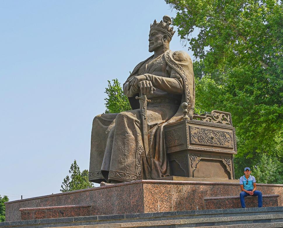 V Samarkande je socha Timura, sediaceho na tróne. Zo Samarkandu riadil ríšu Turán.