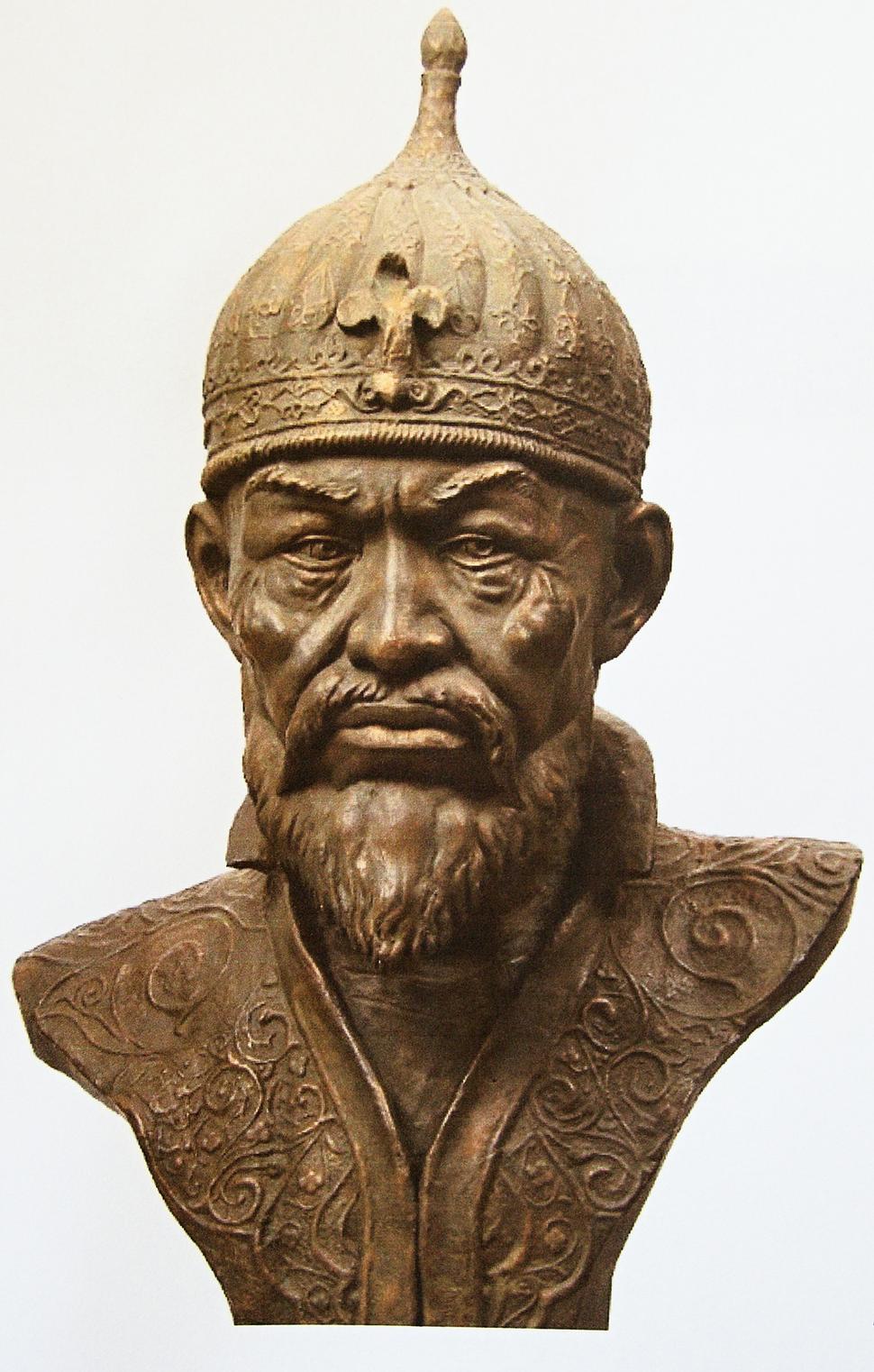 Amir Timur tak, ako ho vytvoril na základe skúmania lebky antropológ Gerasimov. Jeho prvú verziu vraj Stalin neprijal, Timur vychádzal podľa neho príliš európsky. Sám Stalin vraj nástojil, aby sa pridali do výzoru vo väčšej miere mongolské črty.