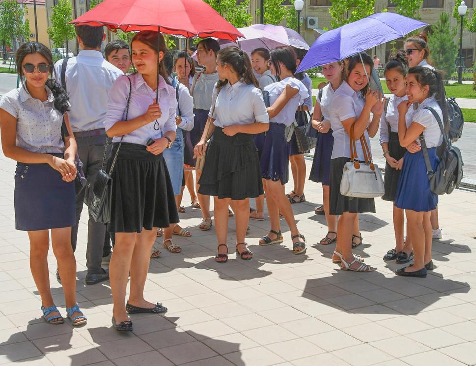 Skupina žiačok pred múzeom. Všimnite si odev dievčat, sú to moslimky. V Uzbekistane veľmi zriedkavo stretnete dievča so šatkou na hlave. Dievčatá radi nosia sukne, trblietavé tričká, ba dokonca nohavice. Islam tu dramaticky nezasahuje do života ľudí.