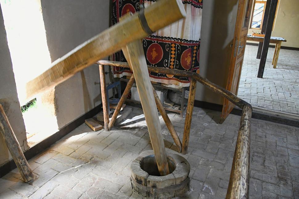 Potom sa rozvarené lyko rozklepe na kašu pomocou bucharu. Buchar poháňa hriadeľ otáčaný lopatkami vodného kolesa.