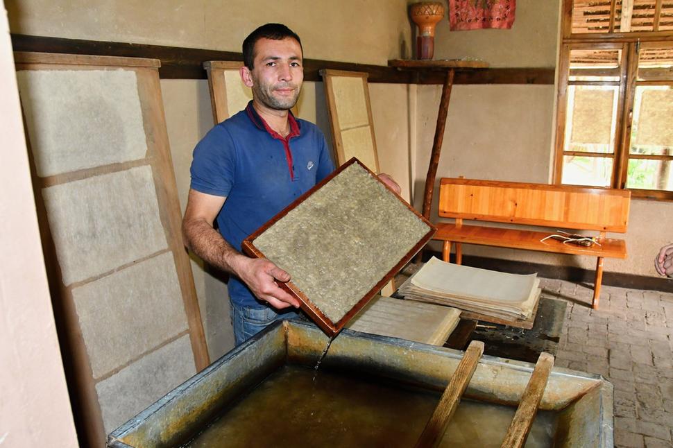 Jemne roztlčená masa sa nanáša na sitá, tie sa primitívnym spôsobom zaťažujú kameňom, fungujúcim ako lis. Tak sa vytlačí zo sitiek voda.