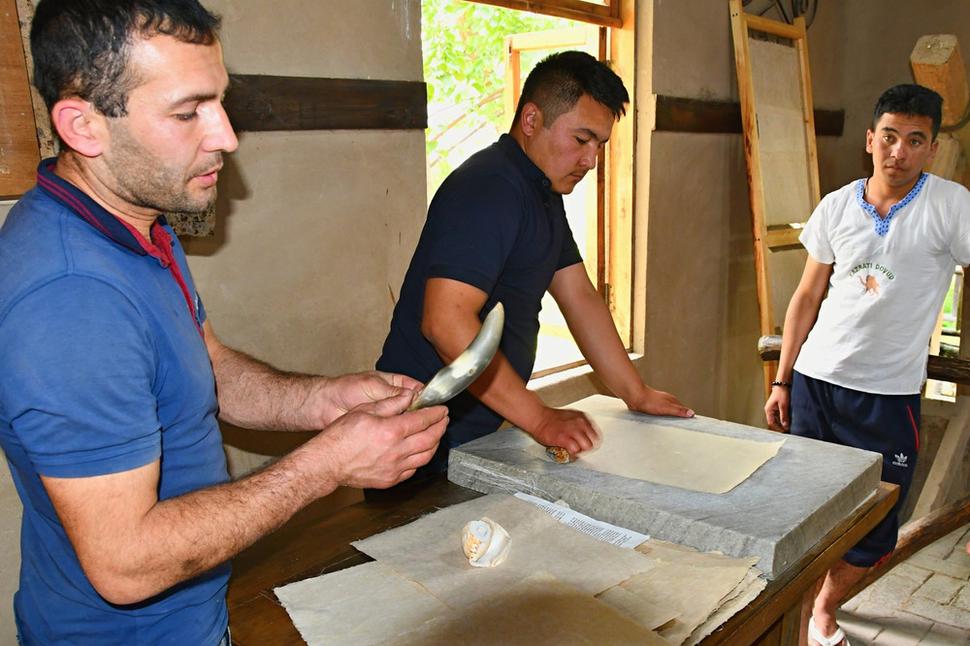 Po vysušení sa papier leští, Na leštenie sú najvhodnejšie veľké mušle. Papier sa dá vo vode prať a má vraj neobmedzenú životnosť. Dúfam že púzdro na dokumenty za takéhoto papiera, ktoré som si kúpil, ma prežije.