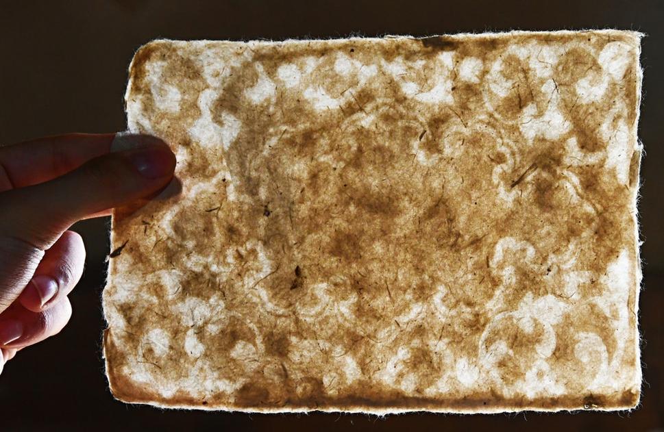 List hotového papiera. Zo Samarkandu sa takýto papier dopravoval po Hodvábnej ceste až do Veľkej Británie. V 10. a 11. storočí sa bankovky vo Veľkej Británii tlačili na papier, vyrobený na tomto mieste, s takouto technológiou.