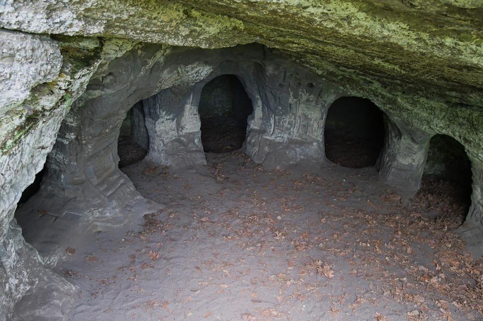 "Osemdierka" má centrálnu podkovovitú miestnosť, okolo ktorej je do skaly vytesaných osem komôrok. Do objektívu sa zmestilo iba päť z nich..