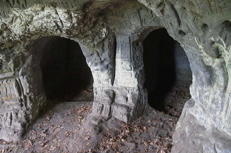 Štyri z vytesaných komôrok sú väčšie, akoby pre dospelých a štyri menšie, akoby pre deti. Steny pokrývajú nápisy, ale mnohé sú zo súčasnosti, takže sa len ťažko rozpoznáva pôvodná výzdoba.