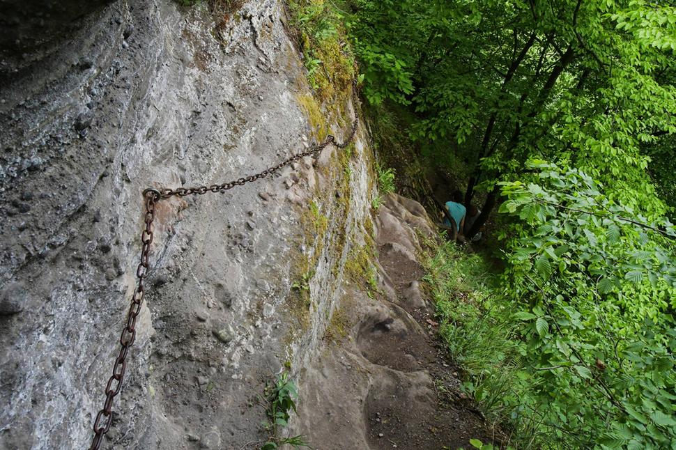 K "osemdierke" musíme vystúpiť na skalnú stenu do výšky 25 metrov. Prvých 15 m je to po schodíkoch a chodníku, posledných 10 metrov stúpame pomocou fixných k stene pripevnených reťazí. Andrej Kmeť to mal v roku 1902 vo svojich 60 rokoch oveľa ťažšie.