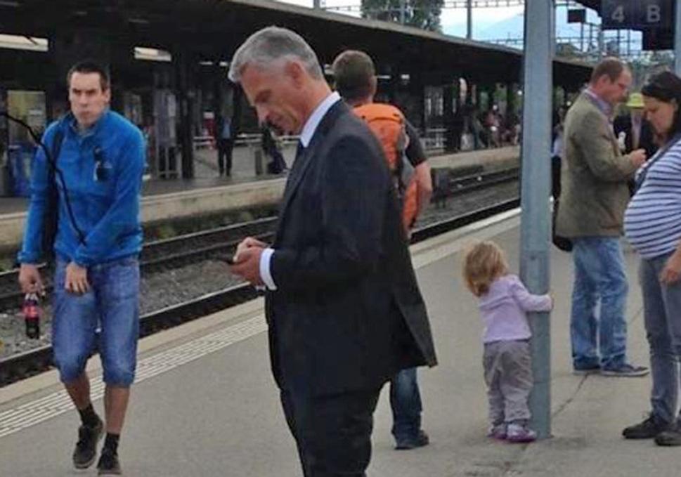 Švajčiarsky prezident Didier Burkhalter čaká na vlak.