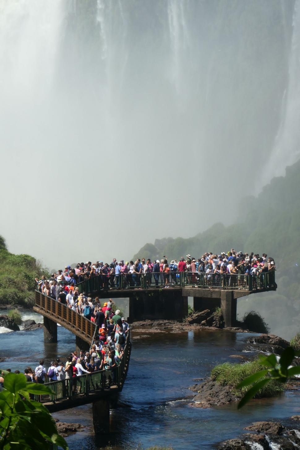 Množstvo turistov na brazílskej strane