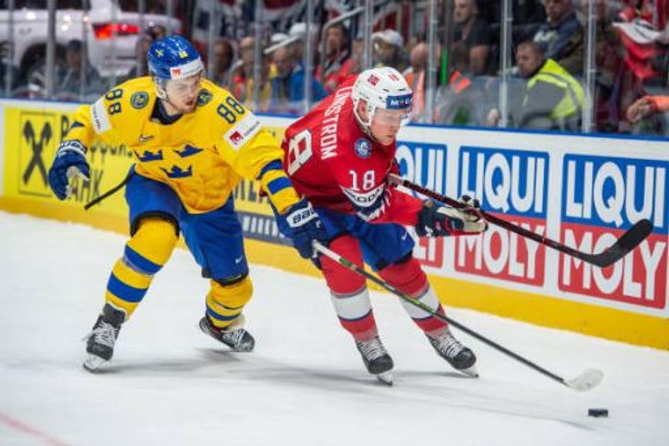 Švéd Tobias Lindström v drese Nórska (a proti Švédsku)