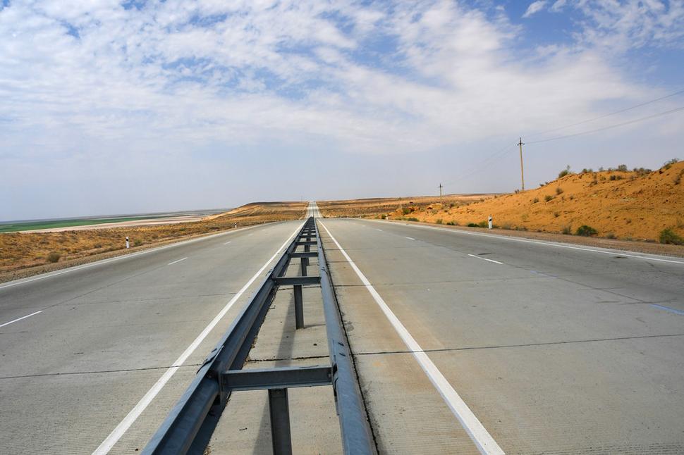 Ruská spoločnosť Lukoil, ťažiaca v Uzbekistane zemný plyn, buduje pre Kadmynský komplex infraštruktúru. V rámci tohoto programu sa investuje aj do výstavby cesty medzi Chivou a Bucharou.