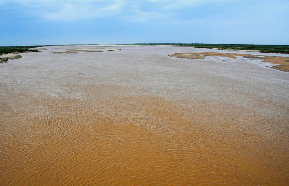 Asi 40 kilometrov pred Chivou konečne vidíme rieku Amudarja. Pprechádzame cez most a ja robím z auta prvú fotku. Podľa brehov sa dá tušiť, o koľko bola Amudarja kedysi väčšia. Dnes je to rieka bez konca, o 200 kilometrov ďalej sa stráca v púšti.