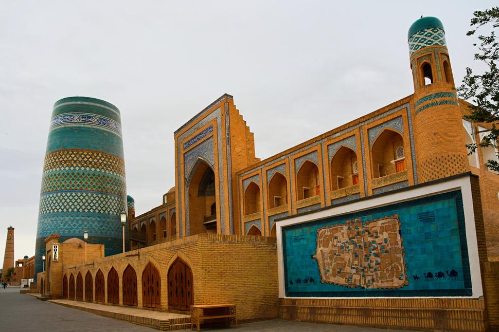 Medresa chána Muhammada Amina a za ňou nedokončený minaret Kalta Minor.