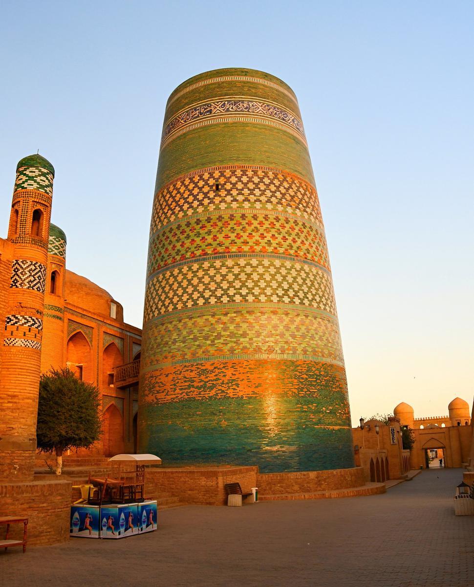 Minaret Kalta Minor ukazuje obdivovateľom pestrú paletu farieb. Takto zlatisto vyzerá pri východe slnka.