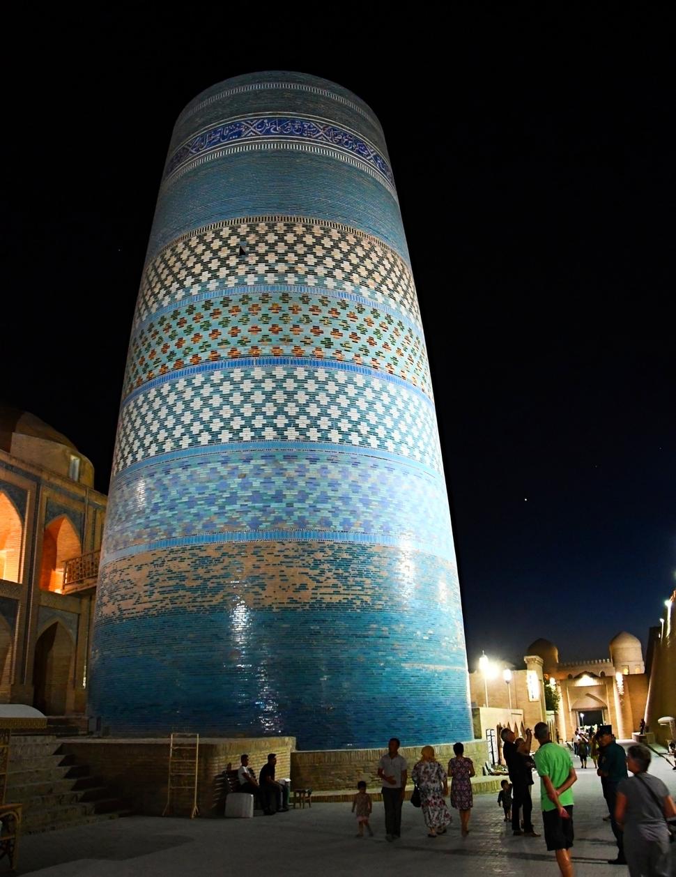 Cez deň a večer sa stáva minaret Kalta Minor modrým.