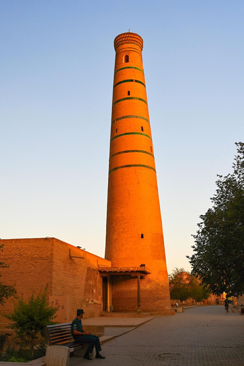 Džuma mešita so svojim minaretom sa prebúdza do nového dňa. Iba podriemkávajúci príslušník Turistickej polície na lavičke bdie nad tajomstvom vekov.