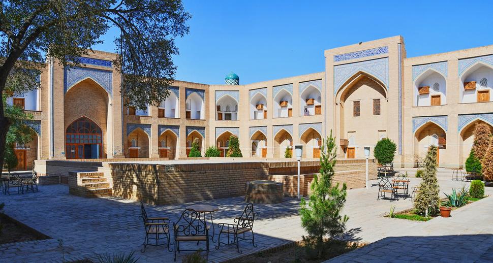 Medresa chána Muhammada Amina dnes slúži ako hotel. Môžete sa tu ubytovať, ale musíte poriadne hlboko načrieť do peňaženky. Nám celkom vyhovoval malý Zukhro hotel s rodinnou atmosférou.