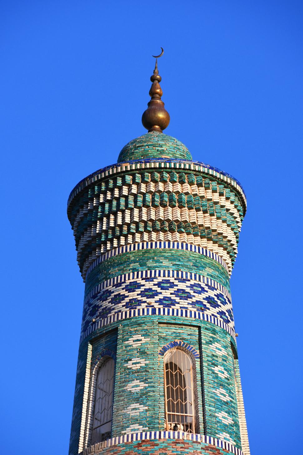 Spomenul som si na Turčína Poničana. Tak ako povedal už Samo Chalupka: "Jaj bože, len smutno je to, na tých vežiach, kríža nieto". A veru aj na minarete Islama Hodžu márne budete hľadať kríž.