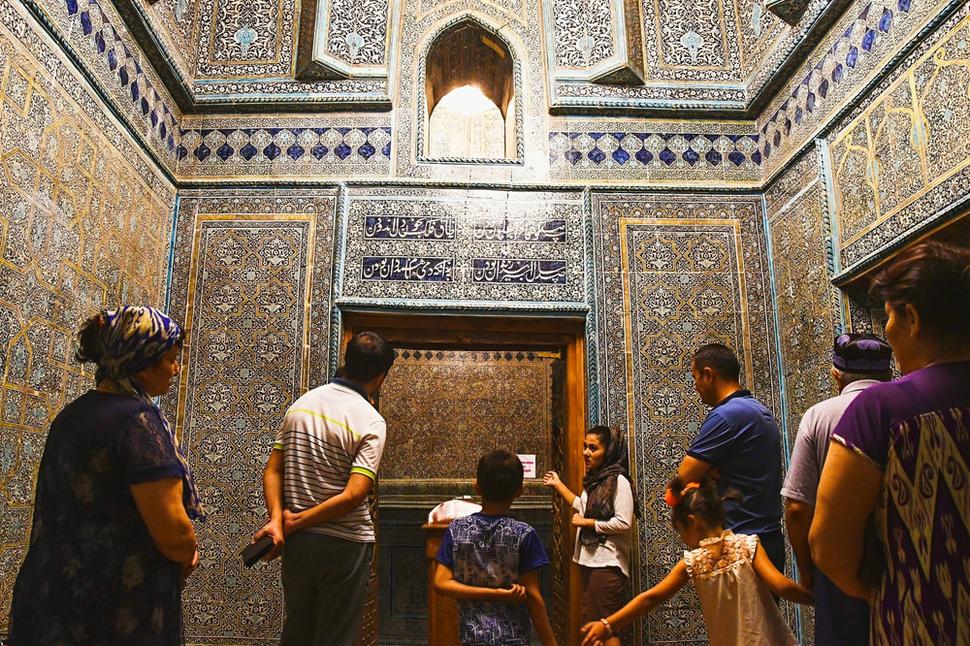 Tisícky pútnikov prichádza k hrobke zo všetkých kútov Uzbekistanu.