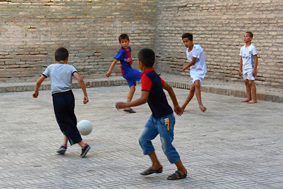 Pod múrmi paláca Taš Chauli si chlapci našli kúsok rovnej plochy na futbal. Prijali ma do bránky, presne takej, v akej som stával pred 60 rokmi, vytýčenej dvoma kameňmi. Asi sme vyhrali, boli so mnou spokojní. Mám zážitok, kopal som loptu do paláca chána.