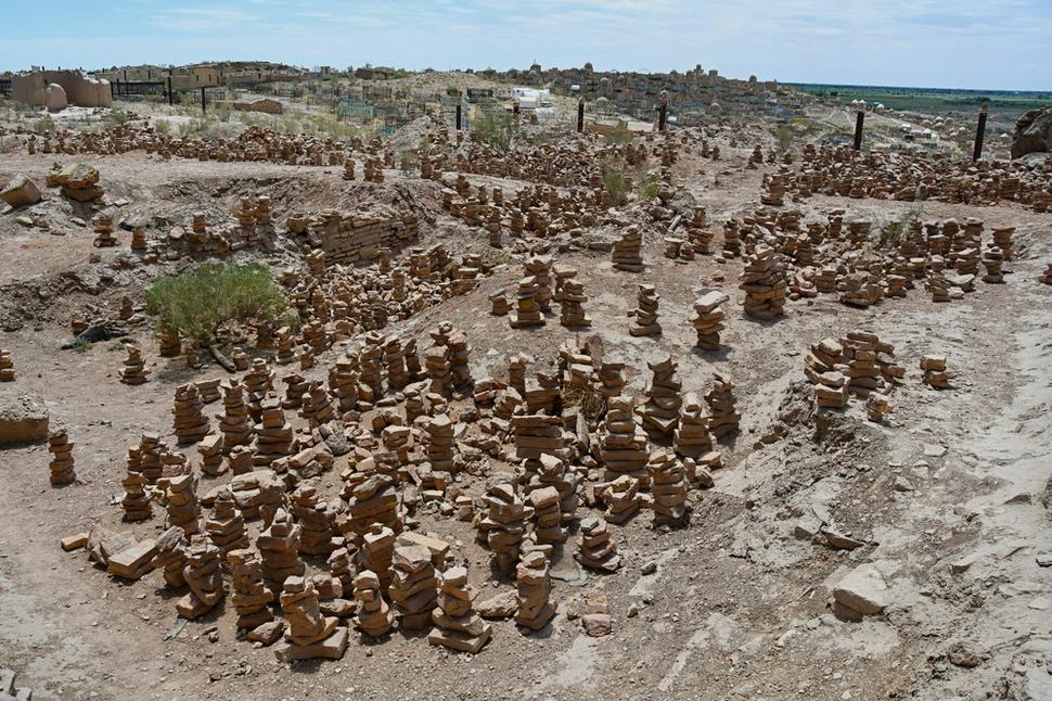 Z úlomkov padnutých z mauzólea sú navôkol postavené pyramídky, pozostávajúce vždy zo siedmich kusov. Je veľa interpretácií, prečo práve zo siedmich, no ten pôvodný dôvod je nejasný. Skrátka, tak treba.