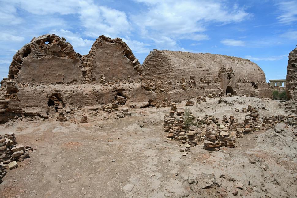 V žiadnom prípade však neničte stojace pyramídky a neberte na svoju vežičku šťastia úlomky z iných vežičiek. To by bolo presne tak, ako budovať svoje šťastie na nešťastí iných. A tiež si neodnášajte úlomky domov, to by bola úplná katastrofa.