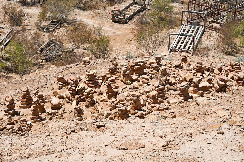 Záhada, prečo veriaci stavajú pyramídky práve zo siedmich tehlových úlomkov, zostala nevyriešená. Chcú sa zavďačiť prorokovi Simonovi, alebo to robia vo viere, že Boh spasí ich duše ?