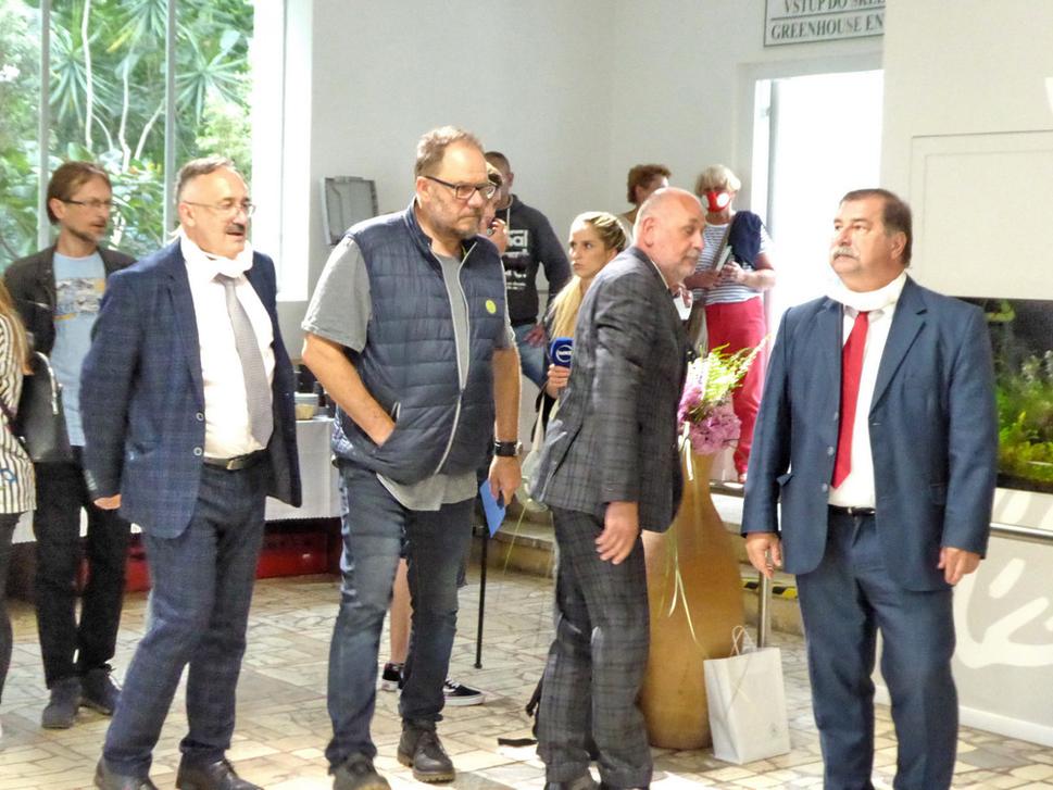 8.Prof. RNDr. Pavol Sovák, CSc.,rektor UPJŠ v Košiciach (na snímke vľavo)